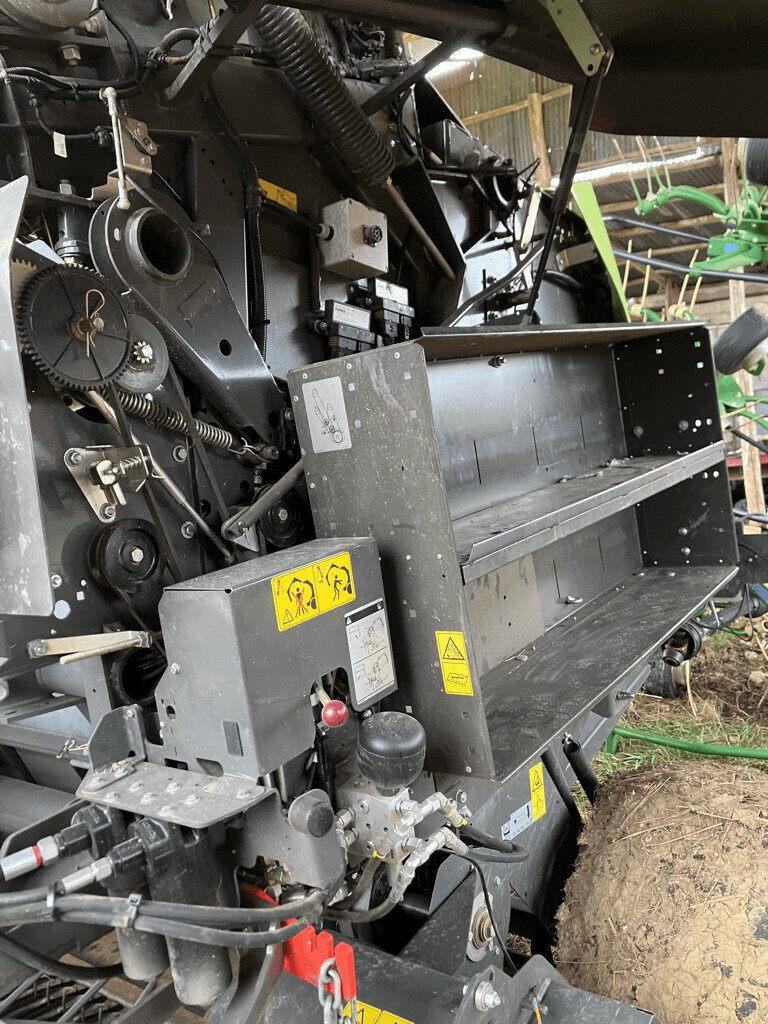 Großpackenpresse des Typs CLAAS VARIANT 460 RF, Gebrauchtmaschine in Hauteroche (Bild 8)