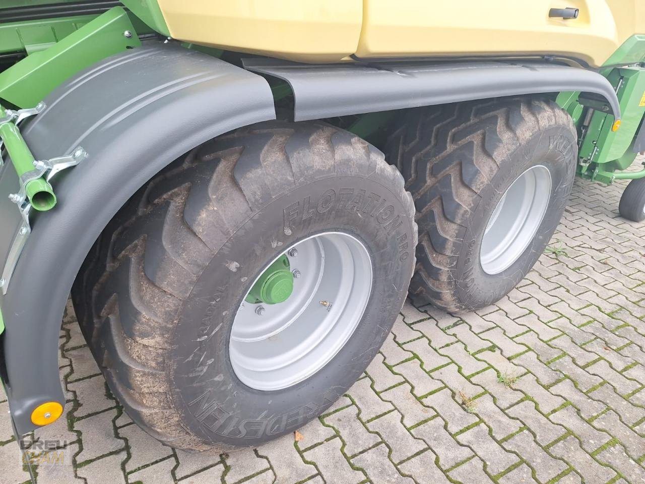 Großpackenpresse des Typs Krone Big Pack 1270 VC, Neumaschine in Cham (Bild 9)