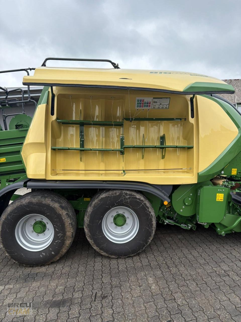 Großpackenpresse des Typs Krone Big Pack 1270 VC, Neumaschine in Cham (Bild 12)