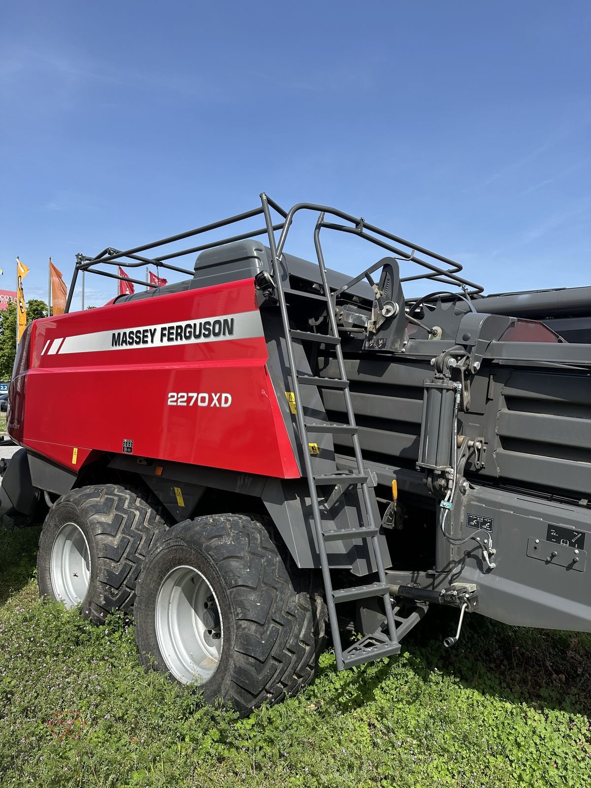 Großpackenpresse des Typs Massey Ferguson Quaderballenpresse Massey Ferguson 2270 XDTC, Neumaschine in Schwechat (Bild 1)
