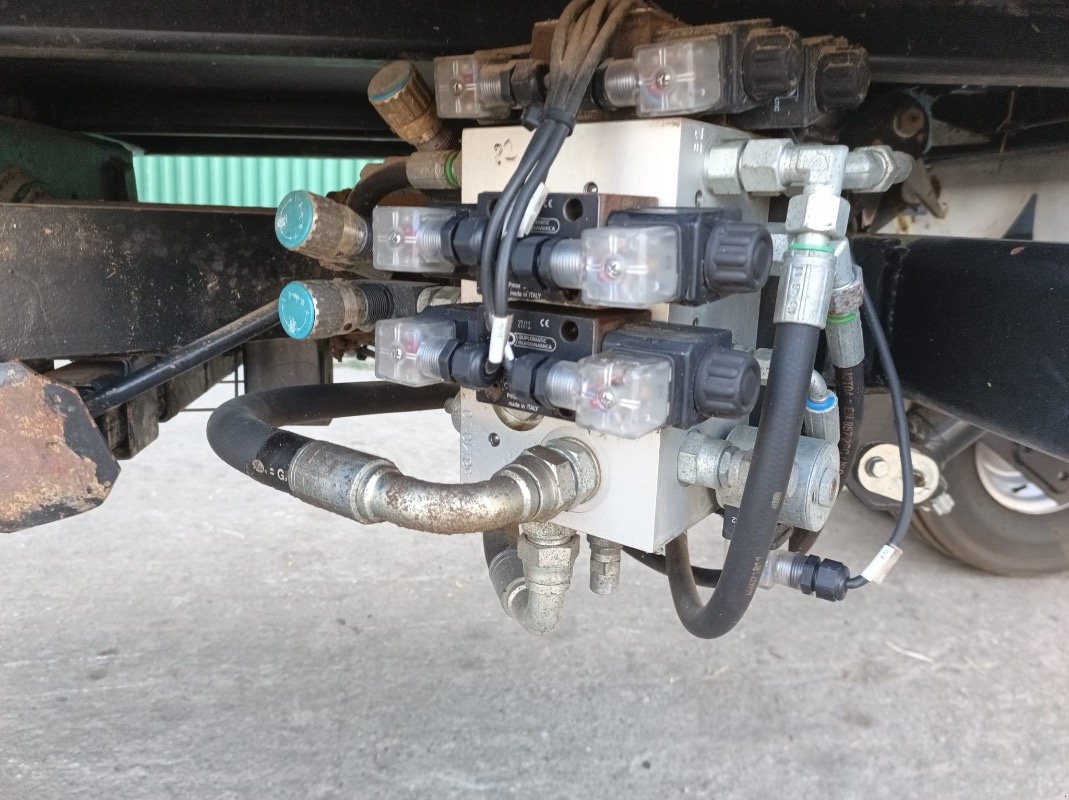 Großpackenpresse van het type New Holland BB 940 +/plus Parkland 425, Gebrauchtmaschine in Liebenwalde (Foto 19)