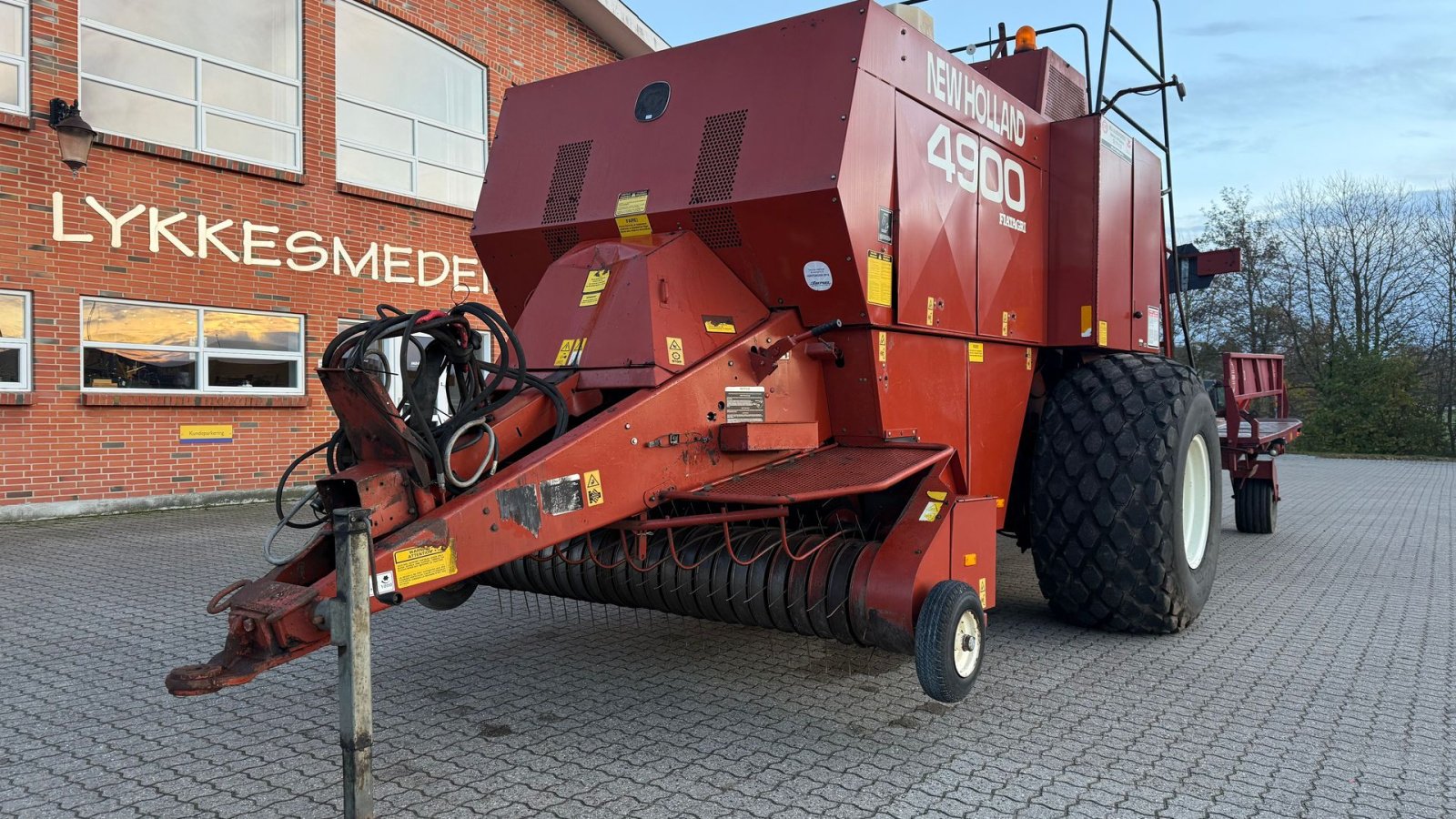 Großpackenpresse типа New Holland Hesston 4900 + Spragelse vogn & centralsmøring, Gebrauchtmaschine в Gjerlev J. (Фотография 2)