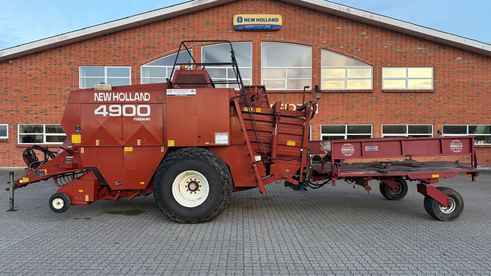 Großpackenpresse типа New Holland Hesston 4900 + Spragelse vogn & centralsmøring, Gebrauchtmaschine в Gjerlev J. (Фотография 1)