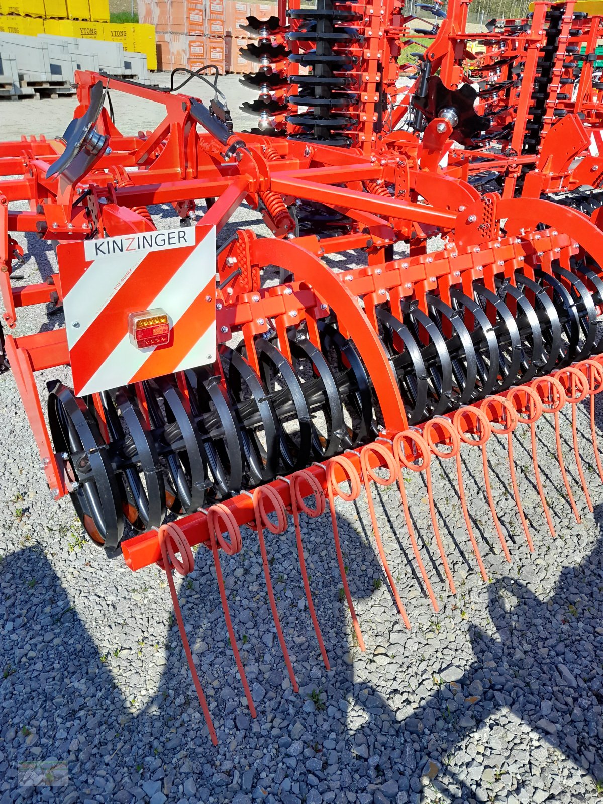 Grubber des Typs Kinzinger Libero, Neumaschine in Ingelfingen-Stachenhausen (Bild 2)