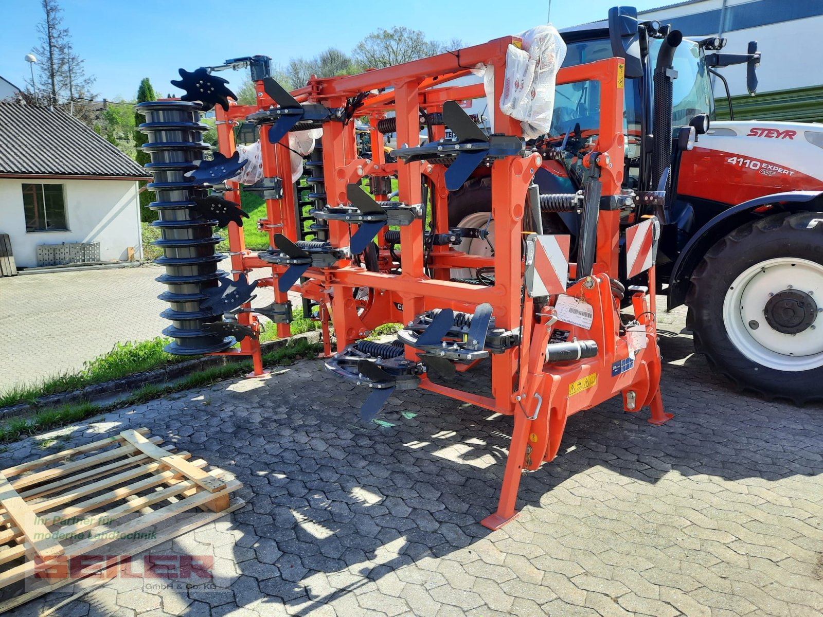 Grubber des Typs Kuhn Cultimer L 400 R NSM + T-Liner-Walze, Neumaschine in Ansbach (Bild 1)