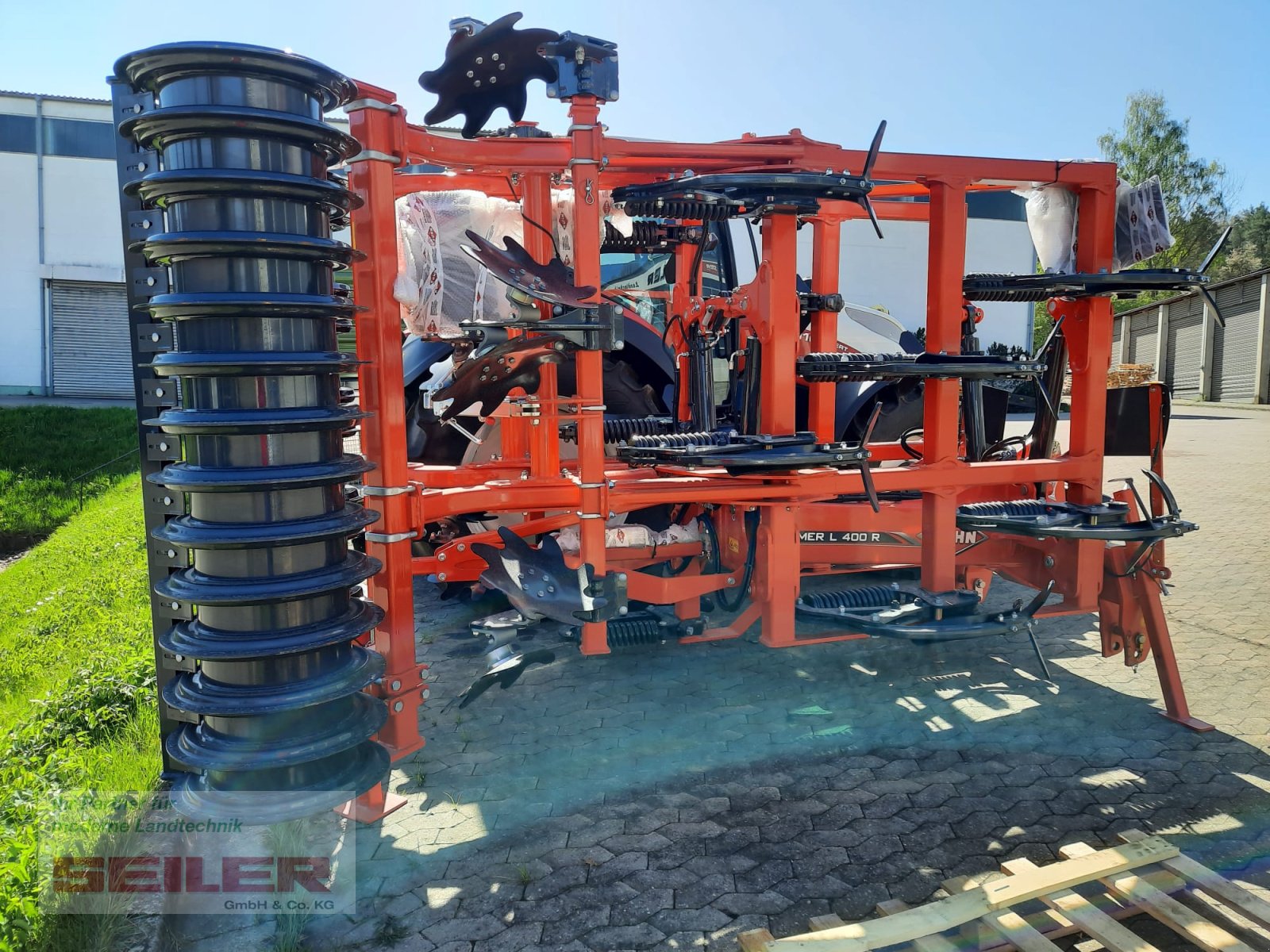 Grubber des Typs Kuhn Cultimer L 400 R NSM + T-Liner-Walze, Neumaschine in Ansbach (Bild 2)