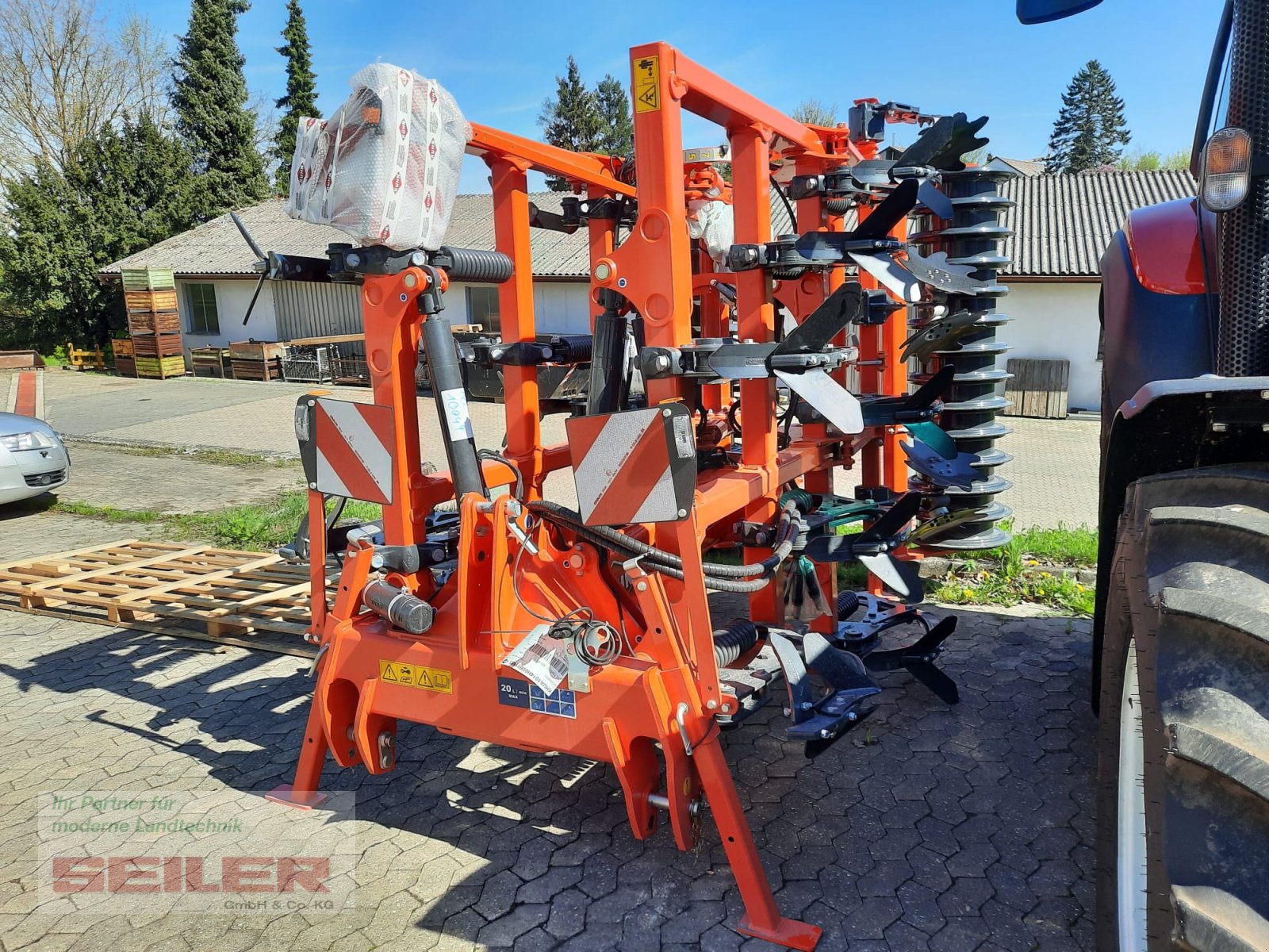 Grubber des Typs Kuhn Cultimer L 400 R NSM + T-Liner-Walze, Neumaschine in Ansbach (Bild 3)