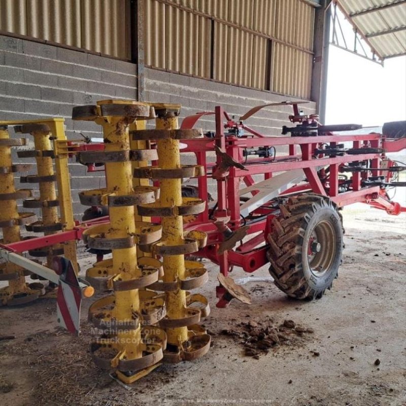 Grubber des Typs Pöttinger TERRIA 4040, Gebrauchtmaschine in azerailles (Bild 4)
