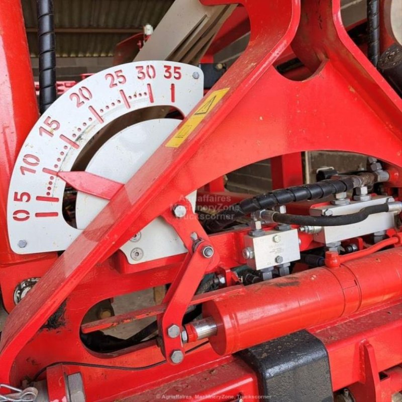 Grubber des Typs Pöttinger TERRIA 4040, Gebrauchtmaschine in azerailles (Bild 7)