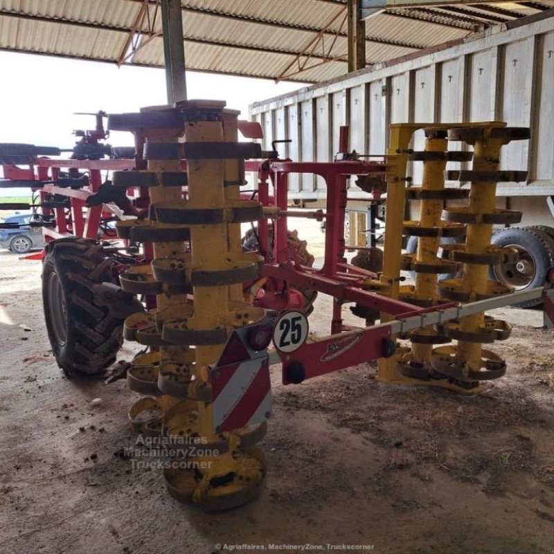 Grubber des Typs Pöttinger TERRIA 4040, Gebrauchtmaschine in azerailles (Bild 3)