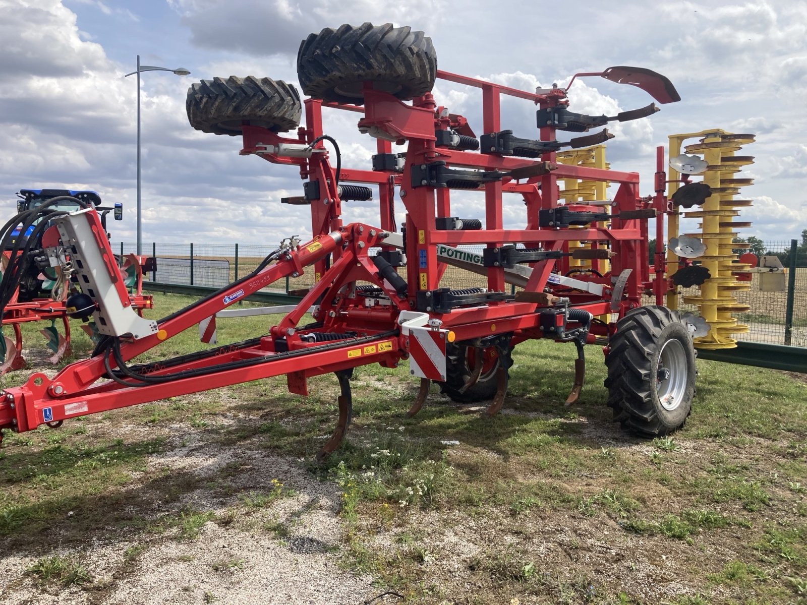 Grubber des Typs Pöttinger TERRIA 5030, Gebrauchtmaschine in TREMEUR (Bild 1)