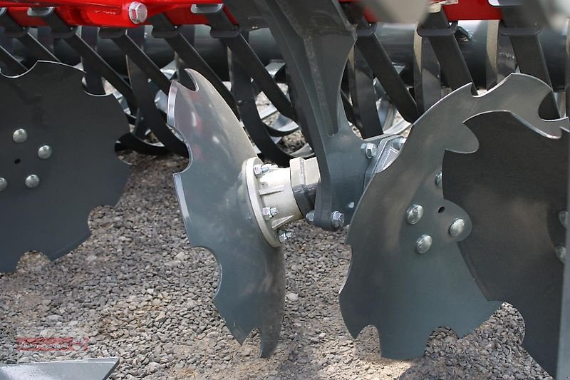 Grubber des Typs Unia Cross II dreibalkiger Flügelschargrubber 3m 600kg Auslösekraft, Neumaschine in Ostheim/Rhön (Bild 12)