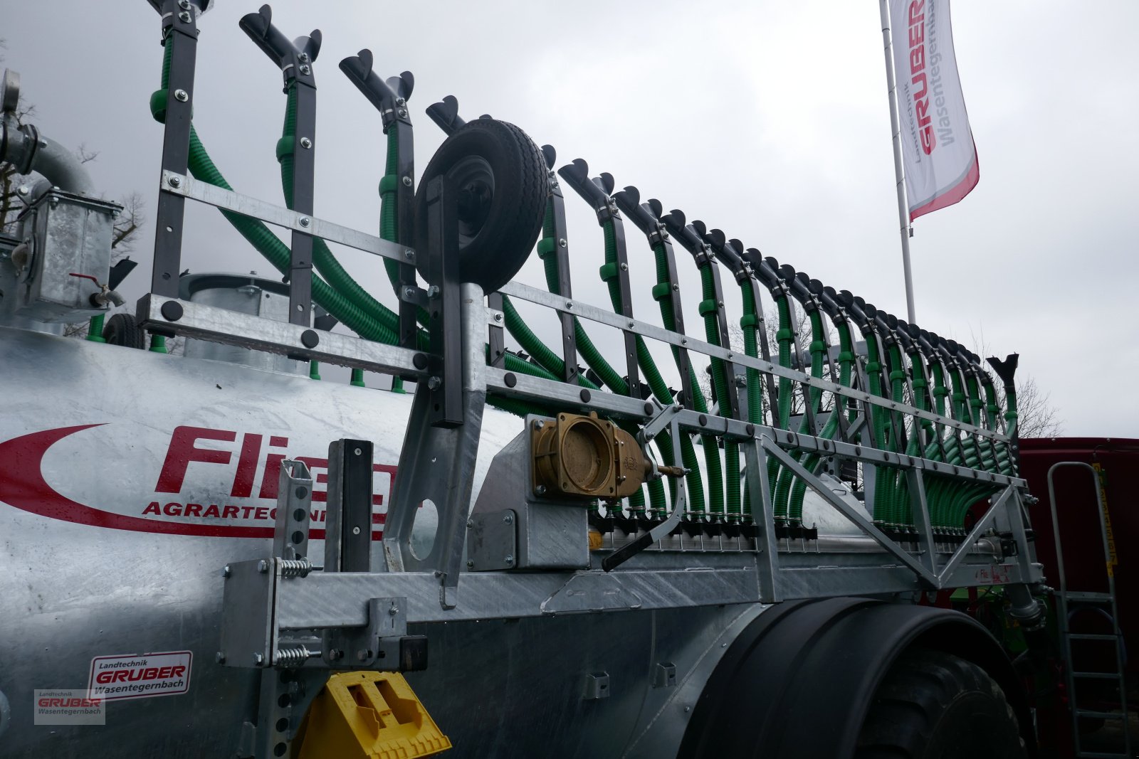 Gülleeinarbeitungstechnik of the type Fliegl Schleppschuhverteiler SKATE 120 mit Twin-Düsen, Neumaschine in Dorfen (Picture 1)