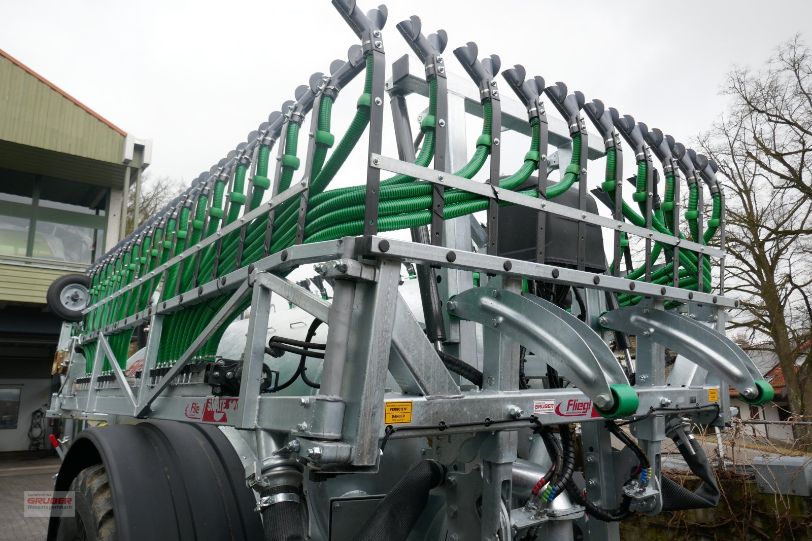 Gülleeinarbeitungstechnik of the type Fliegl Schleppschuhverteiler SKATE 120 mit Twin-Düsen, Neumaschine in Dorfen (Picture 2)