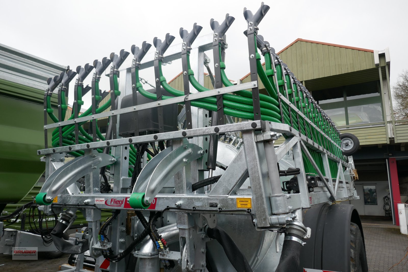 Gülleeinarbeitungstechnik of the type Fliegl Schleppschuhverteiler SKATE 120 mit Twin-Düsen, Neumaschine in Dorfen (Picture 3)