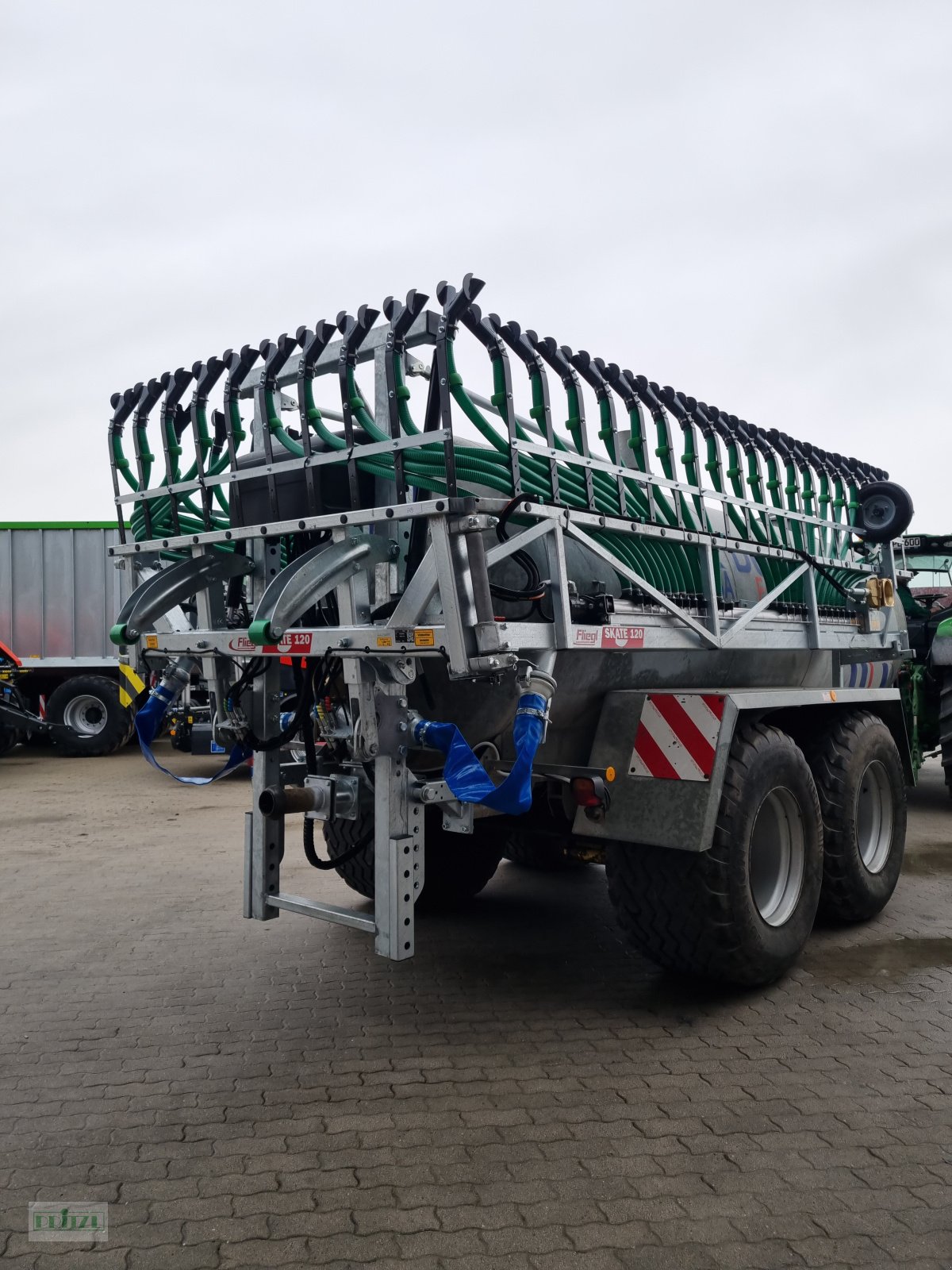 Gülleeinarbeitungstechnik des Typs Fliegl Skate 120, Neumaschine in Bruckmühl (Bild 3)