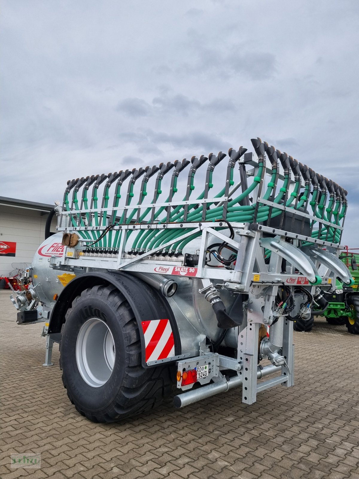 Gülleeinarbeitungstechnik des Typs Fliegl Skate 90, Neumaschine in Bruckmühl (Bild 1)