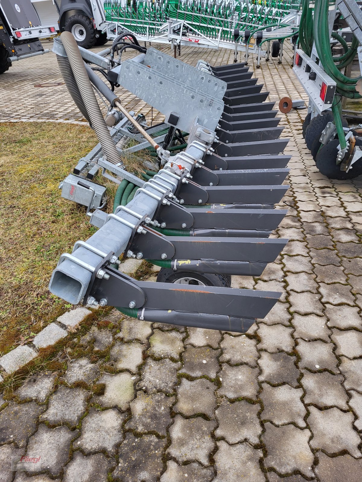 Gülleeinarbeitungstechnik des Typs Fliegl Strip Till 6,0, Neumaschine in Mühldorf (Bild 1)