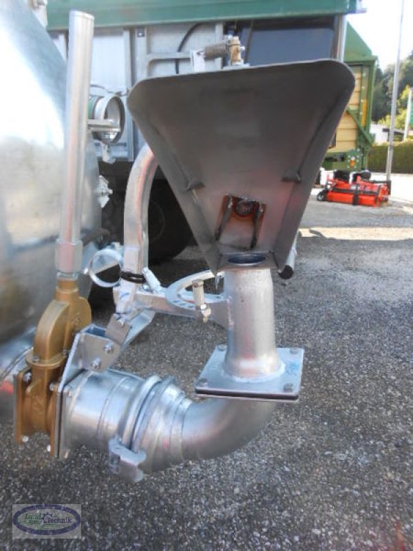 Gülleeinarbeitungstechnik des Typs Möscha Pendelverteiler S 68 W, Neumaschine in Münzkirchen (Bild 1)