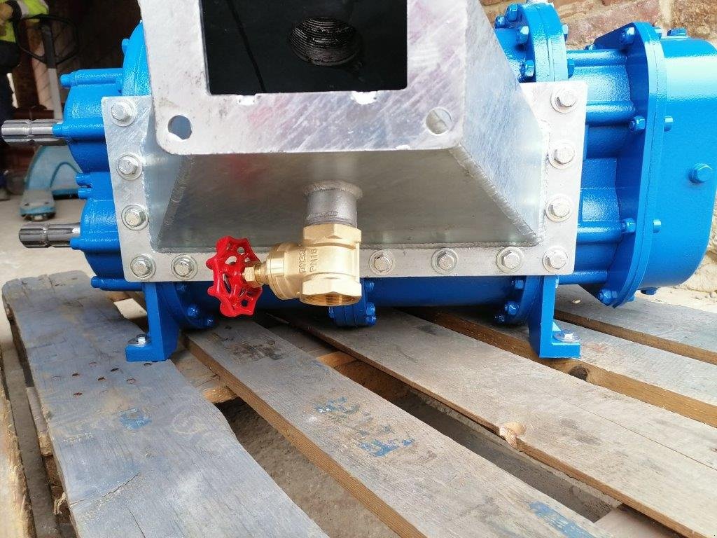 Güllepumpe des Typs Hofer Drehkolbenpumpe 5 m3 / min !! Zapfwellenantrieb - Ölmotor - Steinfangkasten Güllepumpe Güllezubringer Zubringer Güllefass Güllewagen Pumpe Biogas, Neumaschine in Bad Birnbach (Bild 4)