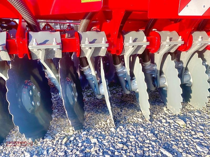 Güllescheibenegge of the type Unia Ares XLA H6 Güllescheibenegge 6m Vogelsang EasyCut 24 Verteiler, Neumaschine in Ostheim/Rhön (Picture 2)