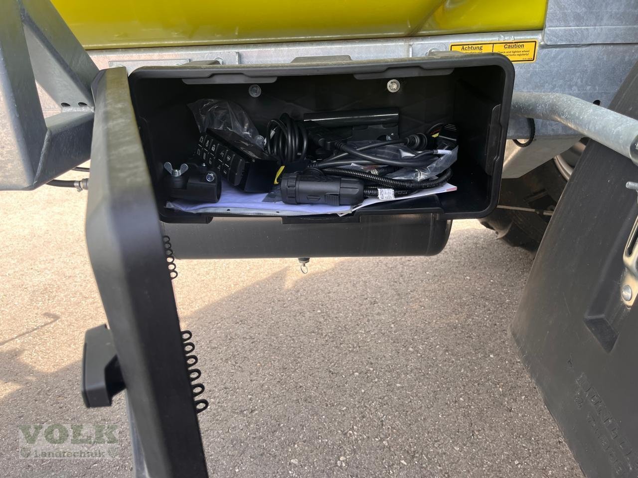 Gülleselbstfahrer of the type Fliegl PFW 9000 POLY Line Einachs, Neumaschine in Friedberg-Derching (Picture 9)