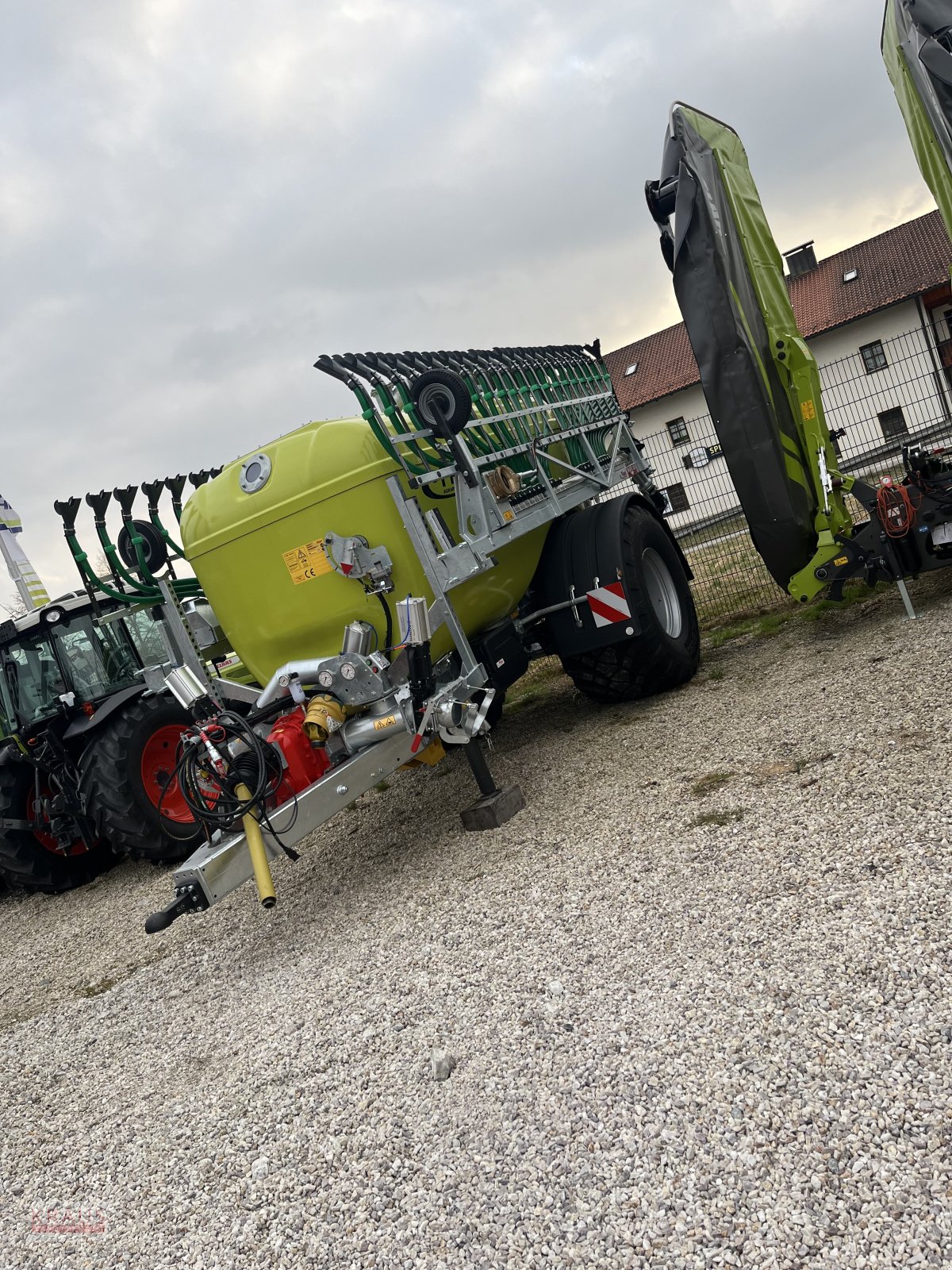 Gülleverteiltechnik of the type Fliegl PFW 9000, Neumaschine in Geiersthal (Picture 1)