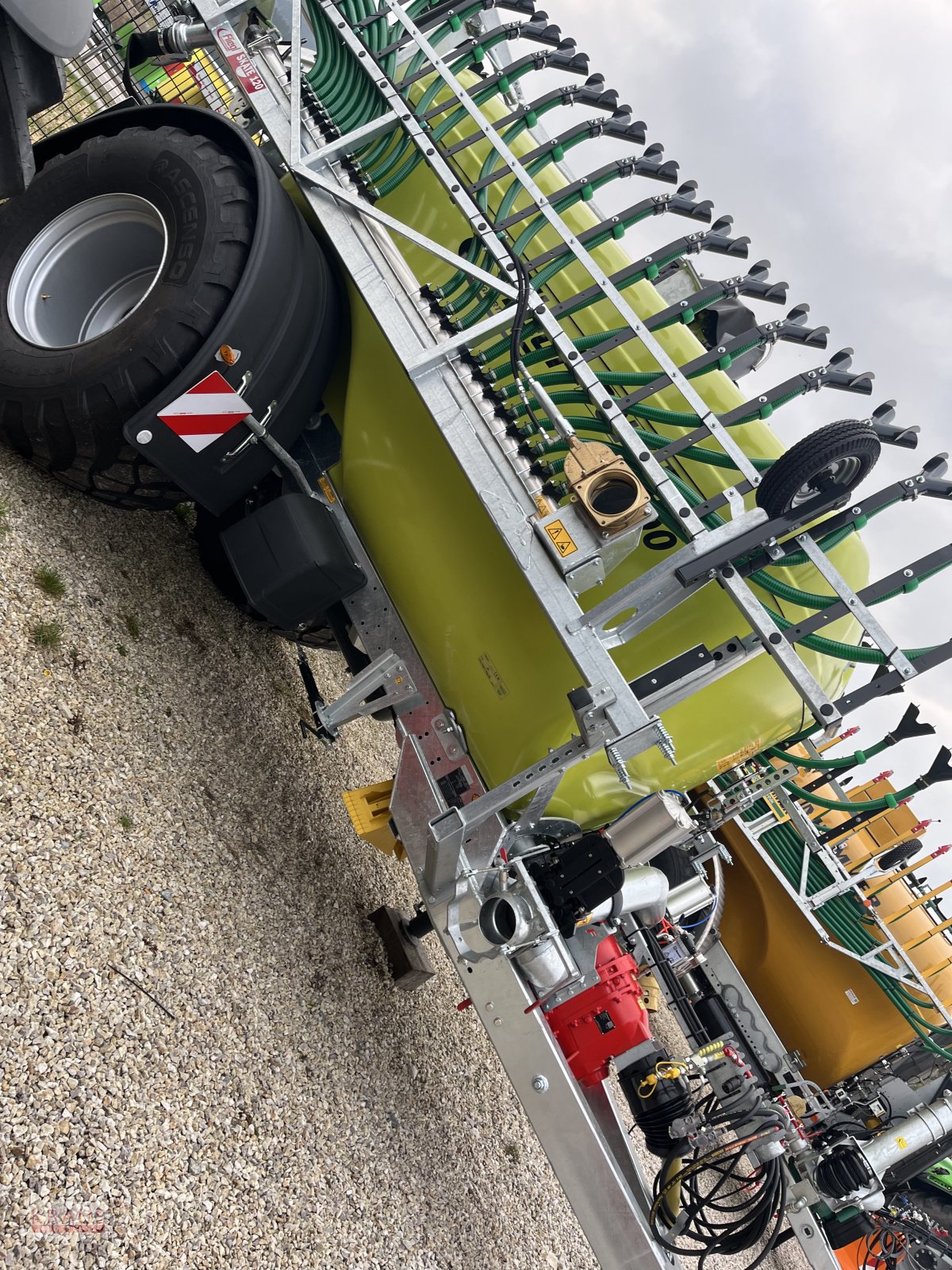 Gülleverteiltechnik of the type Fliegl PFW 9000, Neumaschine in Geiersthal (Picture 3)