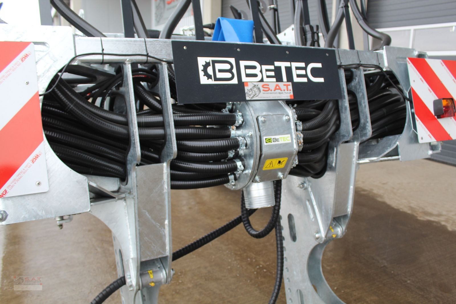 Gülleverteiltechnik of the type Sonstige 12 m-Schleppschuhverteiler M-Line, Neumaschine in Eberschwang (Picture 17)