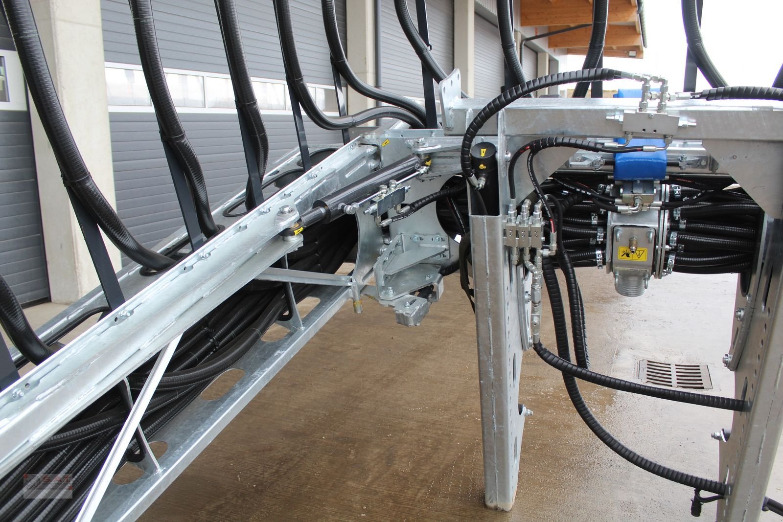 Gülleverteiltechnik of the type Sonstige 12 m-Schleppschuhverteiler M-Line, Neumaschine in Eberschwang (Picture 25)