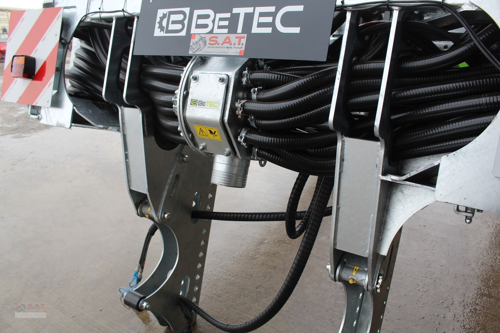 Gülleverteiltechnik of the type Sonstige 12 m-Schleppschuhverteiler M-Line, Neumaschine in Eberschwang (Picture 20)