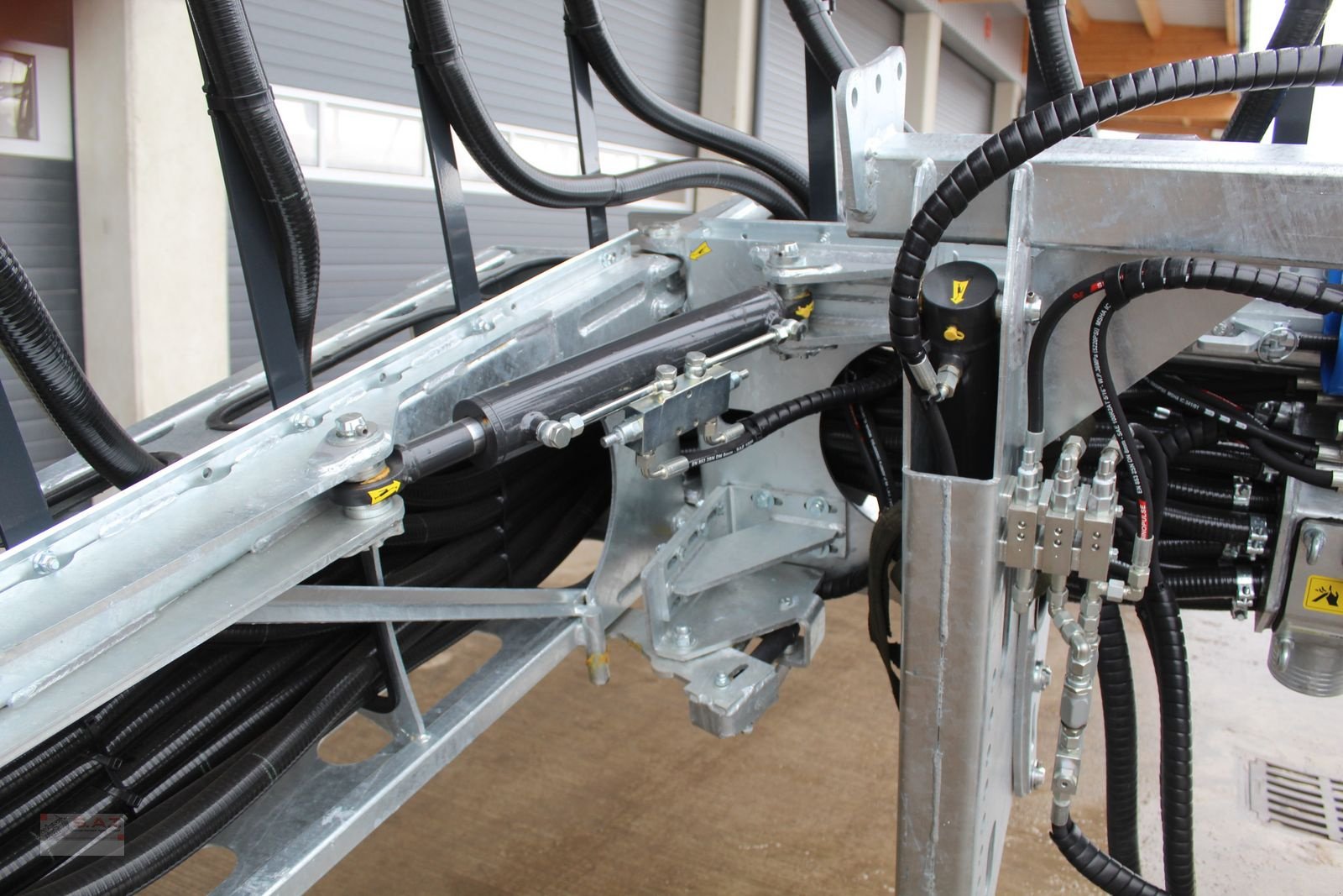 Gülleverteiltechnik of the type Sonstige 12 m-Schleppschuhverteiler M-Line, Neumaschine in Eberschwang (Picture 28)