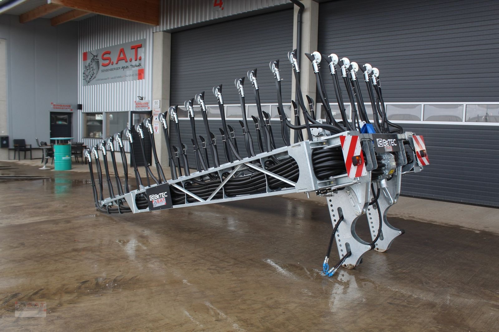 Gülleverteiltechnik of the type Sonstige 12 m-Schleppschuhverteiler M-Line, Neumaschine in Eberschwang (Picture 1)