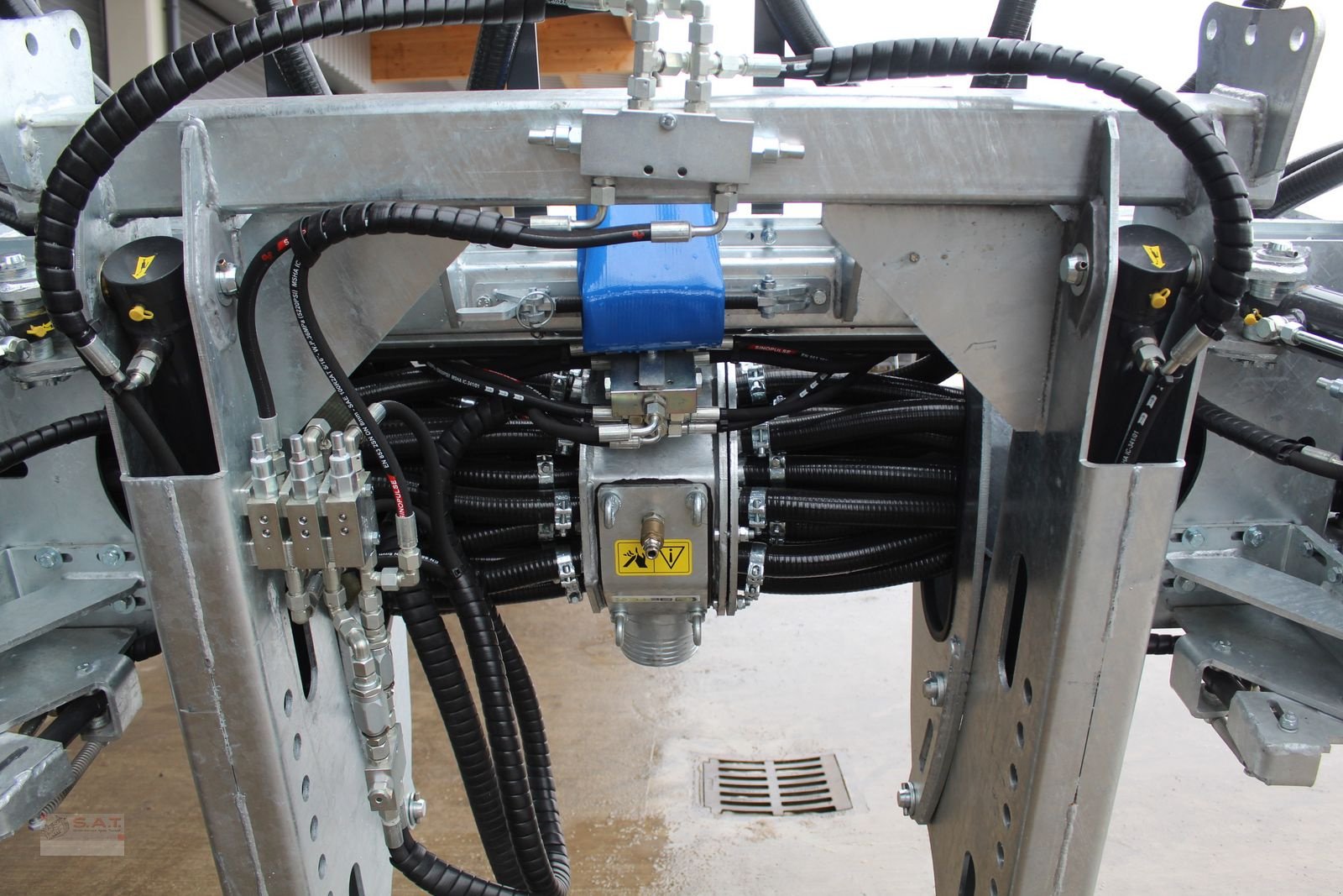 Gülleverteiltechnik of the type Sonstige 12 m-Schleppschuhverteiler M-Line, Neumaschine in Eberschwang (Picture 26)