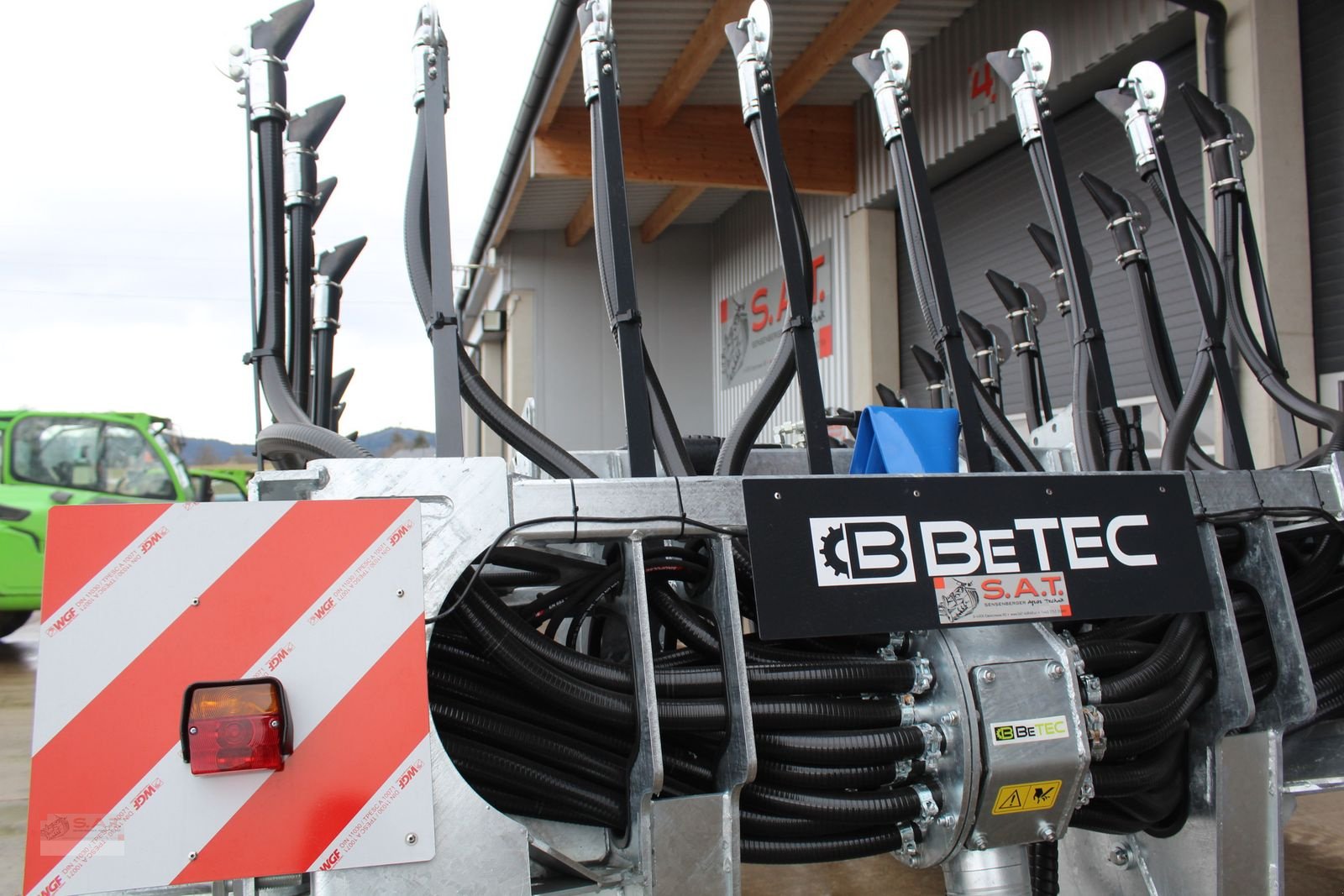 Gülleverteiltechnik of the type Sonstige 12 m-Schleppschuhverteiler M-Line, Neumaschine in Eberschwang (Picture 18)