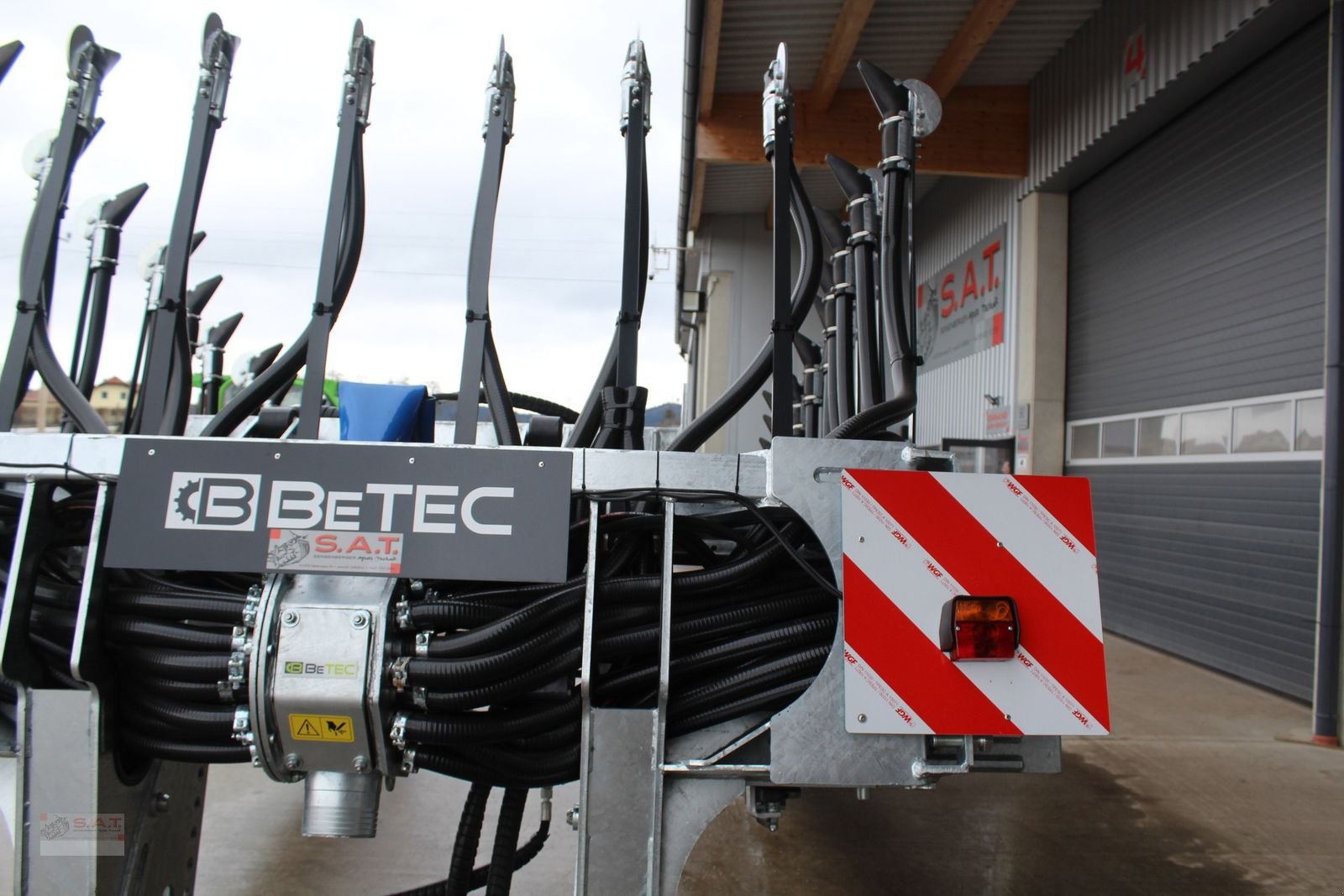 Gülleverteiltechnik of the type Sonstige 12 m-Schleppschuhverteiler M-Line, Neumaschine in Eberschwang (Picture 19)