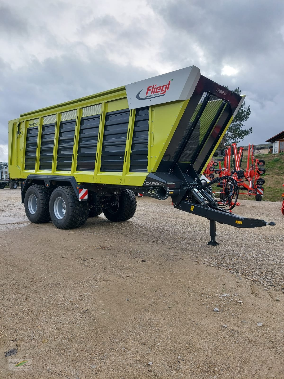 Häcksel Transportwagen des Typs Fliegl Cargos 750 Trend Tandem, Neumaschine in Pegnitz-Bronn (Bild 3)