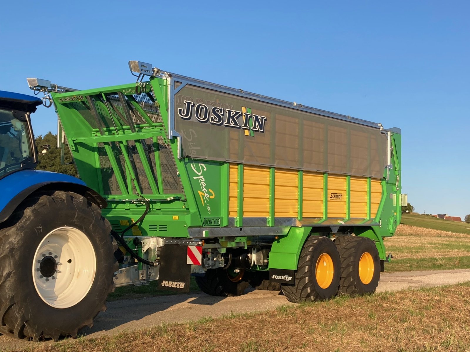 Häcksel Transportwagen des Typs Joskin Silo-SPACE2 480D, Neumaschine in Mittelrüsselbach (Bild 2)