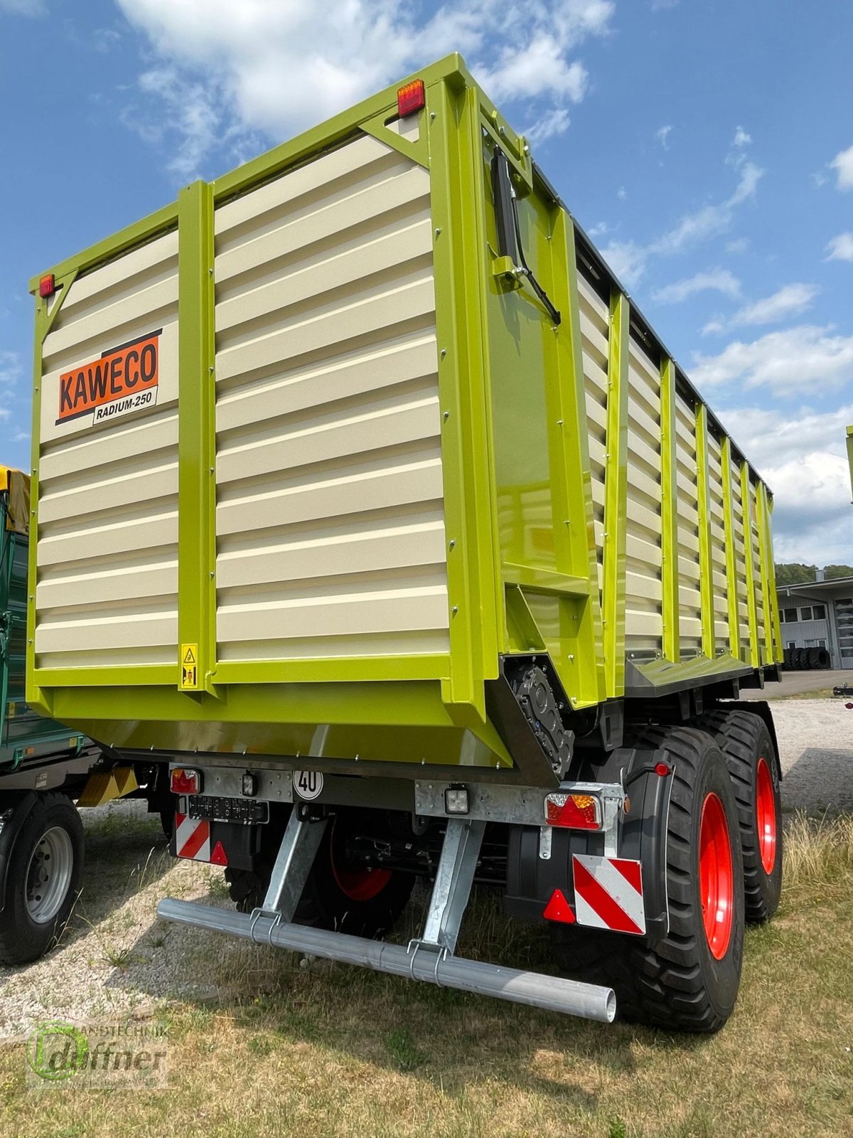 Häcksel Transportwagen des Typs Kaweco Radium 250 P, Neumaschine in Münsingen (Bild 3)