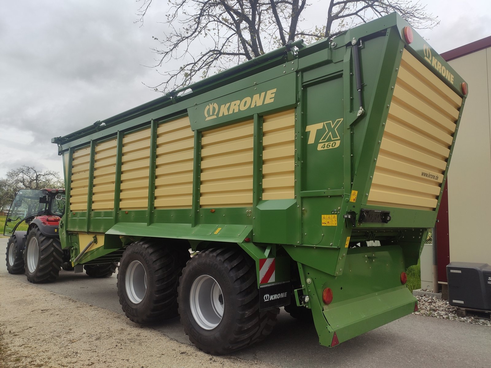 Häcksel Transportwagen des Typs Krone TX 460, Neumaschine in Altbierlingen (Bild 5)