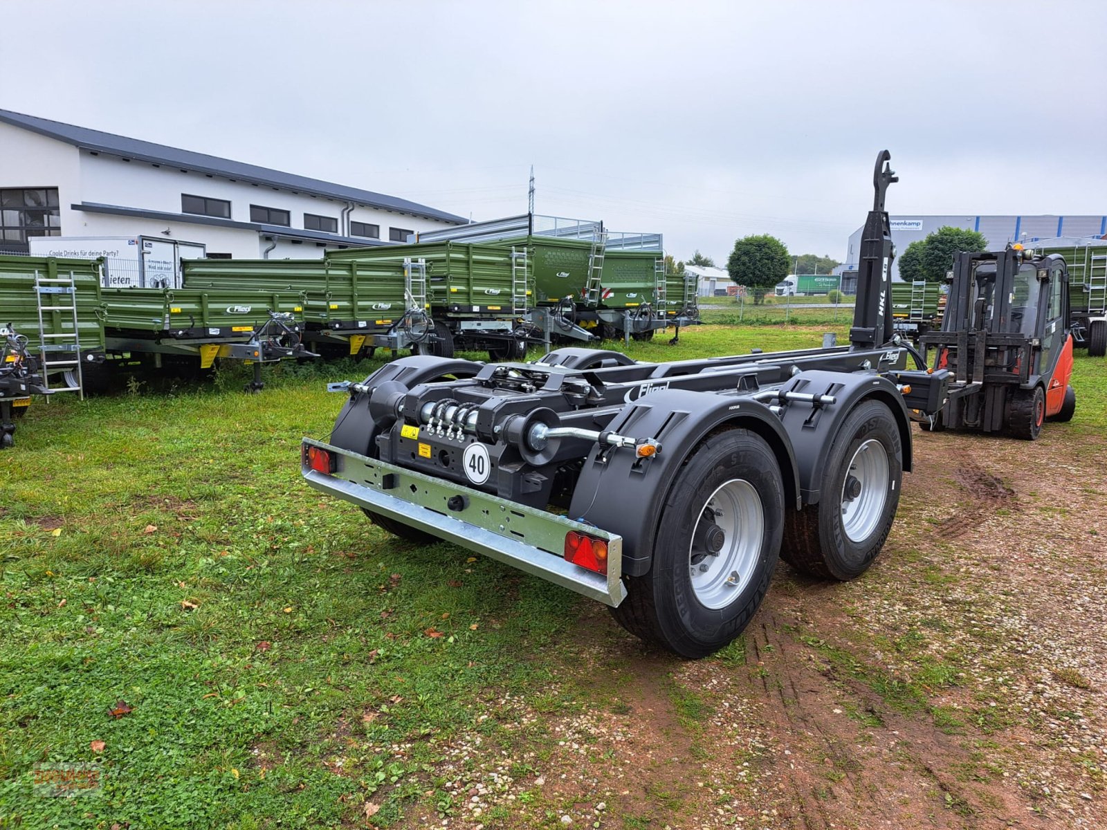 Hakenwagen a típus Fliegl HKL 18 Hackenlift-Tandemanhänger, Neumaschine ekkor: Rottenburg a.d. Laaber (Kép 4)