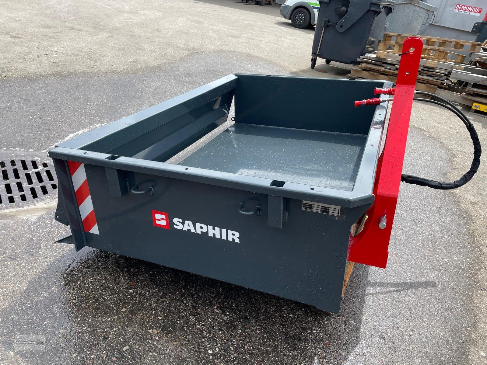 Heckcontainer des Typs Saphir TLH 180, Neumaschine in Traunreut (Bild 3)