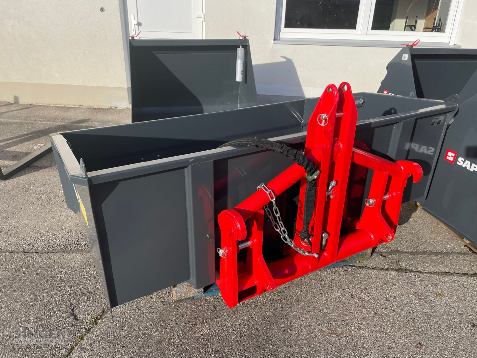 Heckcontainer des Typs Saphir TLH 220 Multi Transportbehälter Euro-Aufnahme + Dreipunkt, Neumaschine in Ebenhofen (Bild 3)