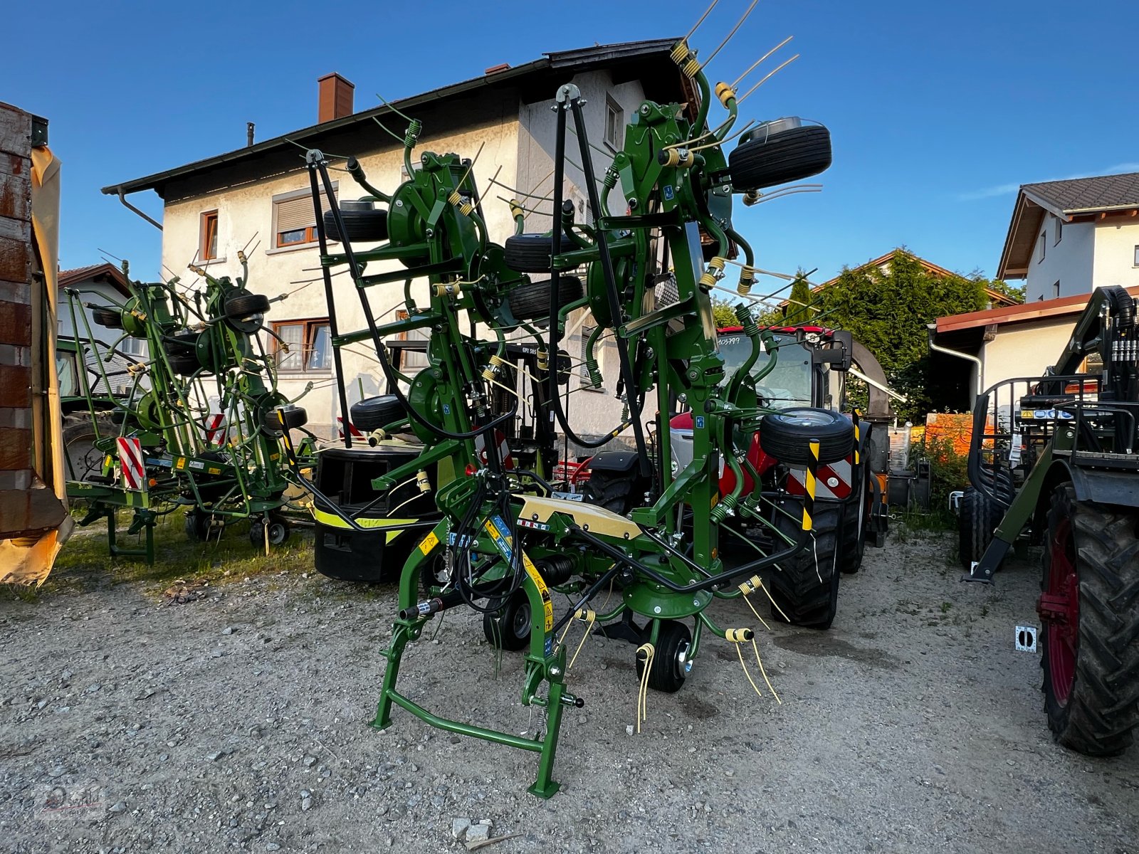 Heuwender des Typs Krone Vendro 900, Neumaschine in Regen (Bild 1)