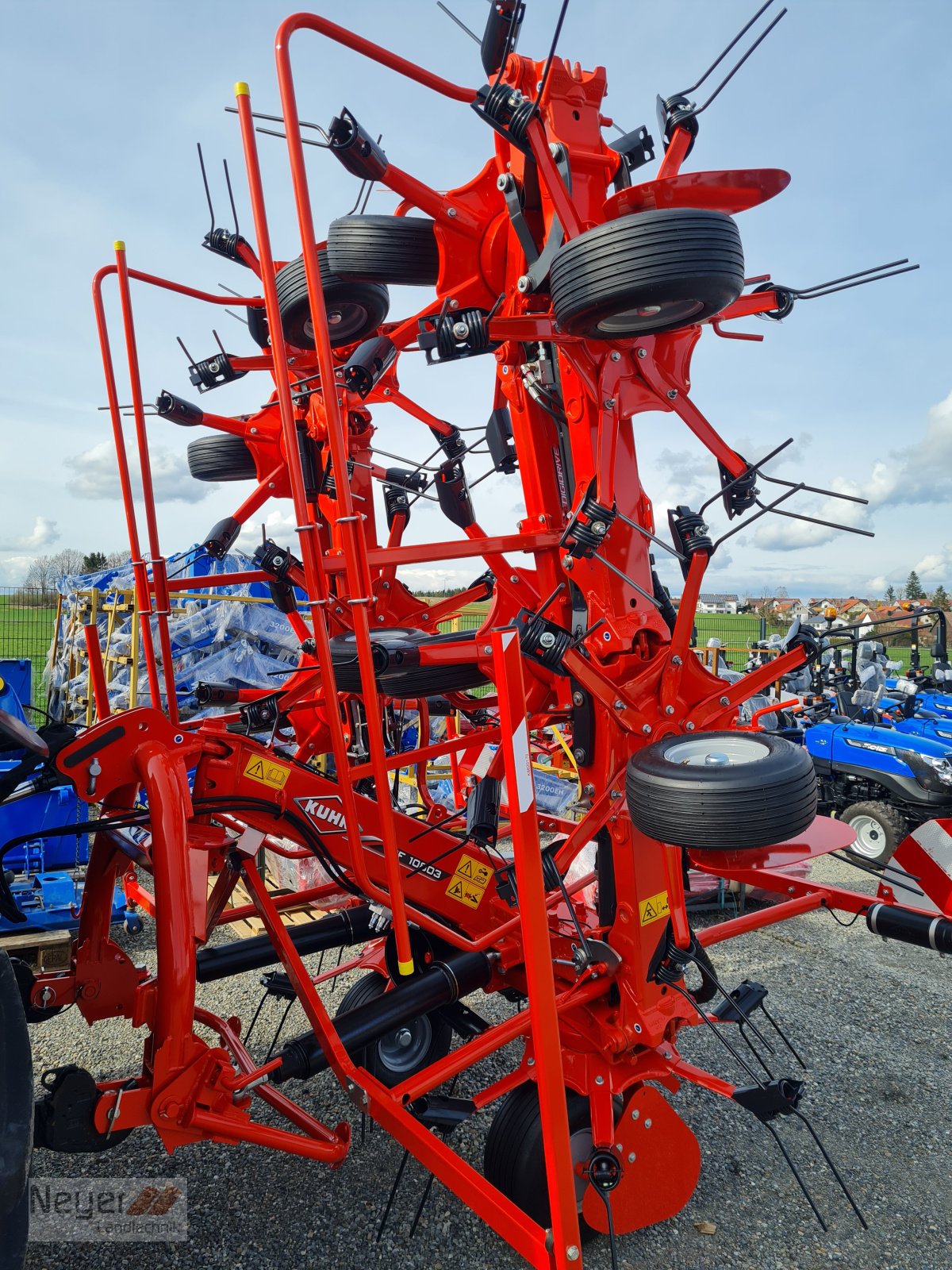 Heuwender des Typs Kuhn GF 10803, Neumaschine in Bad Waldsee Mennisweiler (Bild 2)