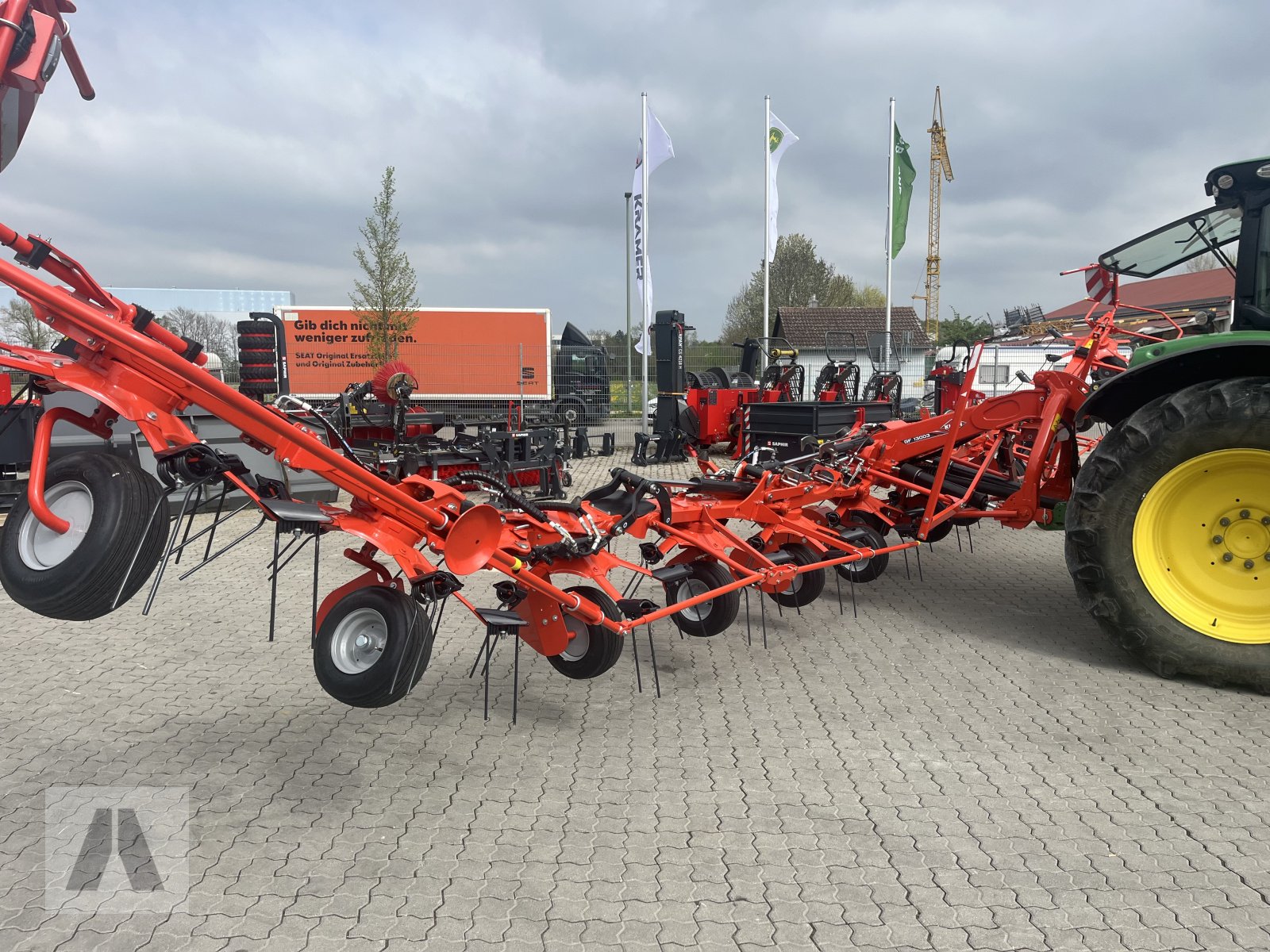 Heuwender des Typs Kuhn GF 13003, Neumaschine in Langweid am Lech (Bild 2)