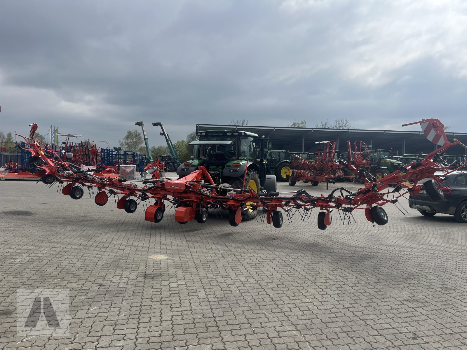 Heuwender des Typs Kuhn GF 13003, Neumaschine in Langweid am Lech (Bild 4)