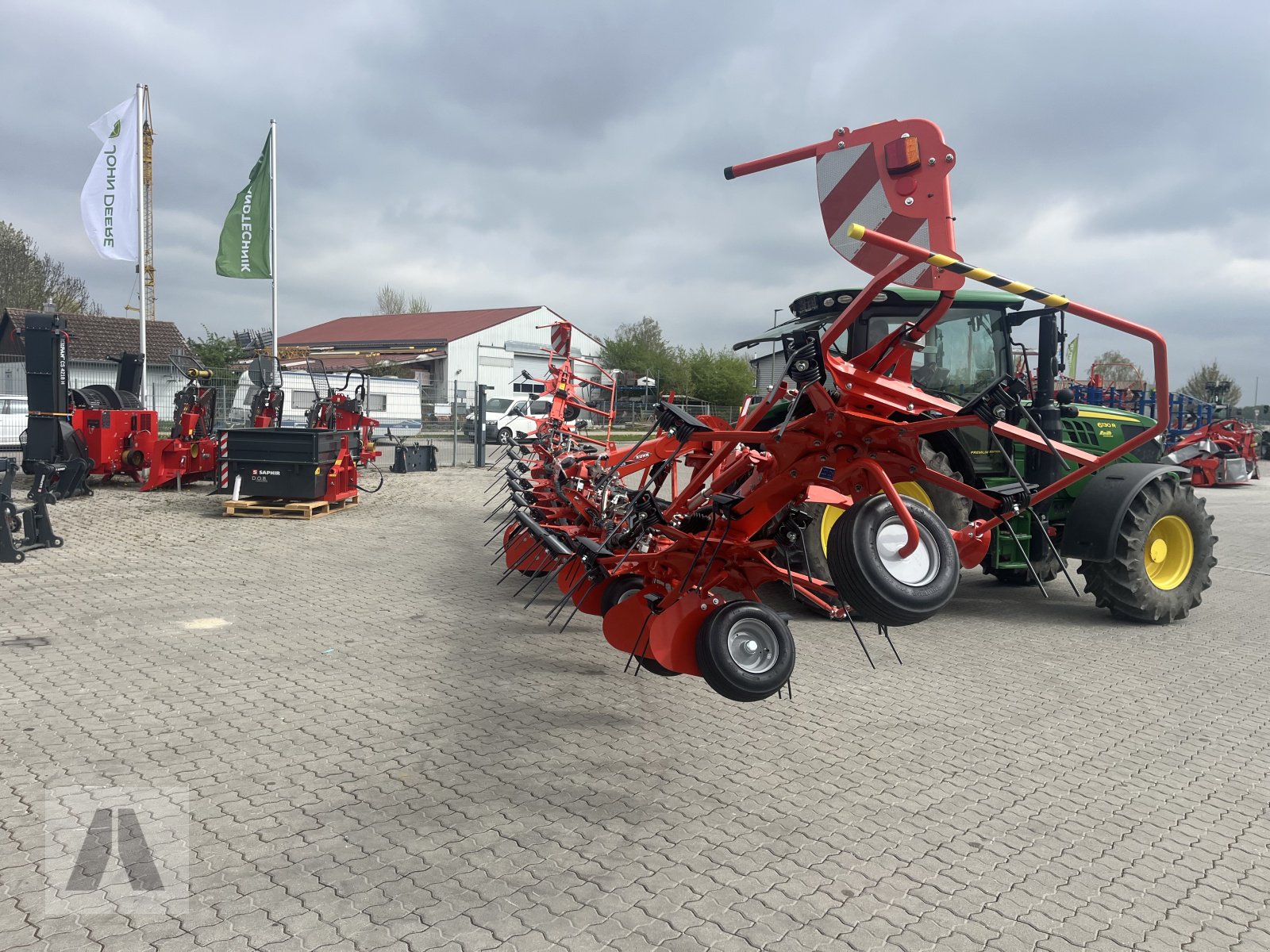 Heuwender des Typs Kuhn GF 13003, Neumaschine in Langweid am Lech (Bild 5)