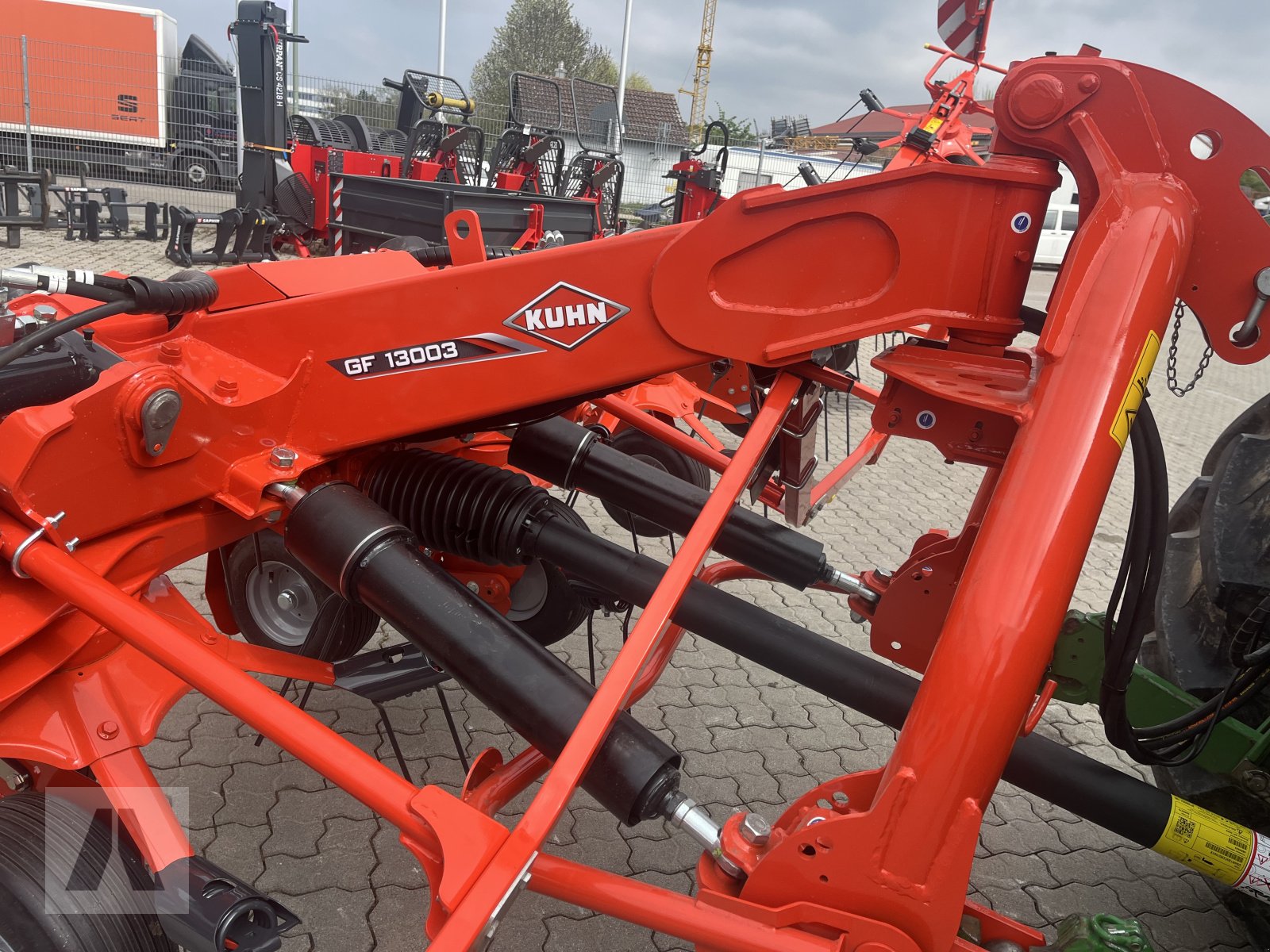 Heuwender des Typs Kuhn GF 13003, Neumaschine in Langweid am Lech (Bild 6)