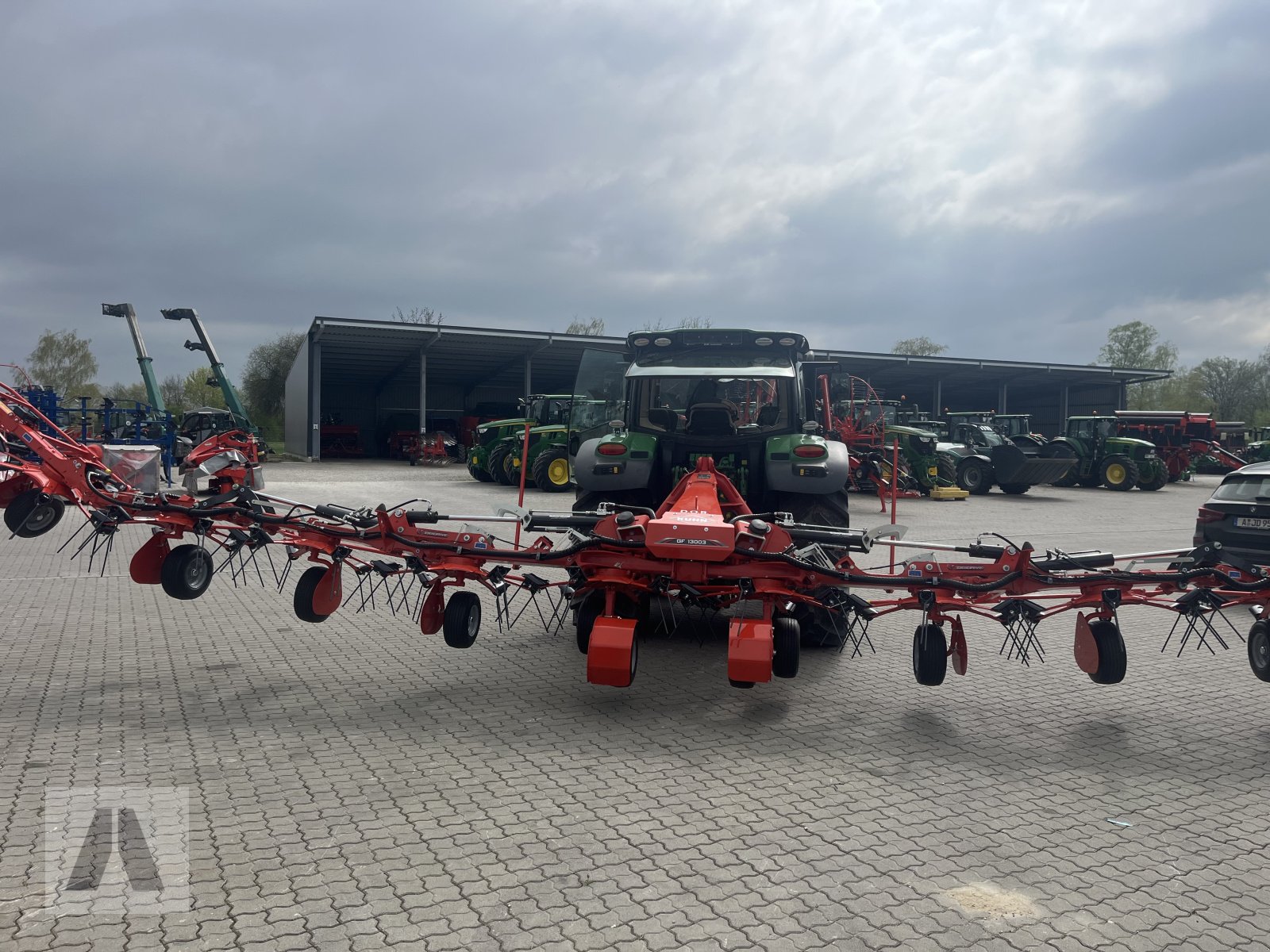 Heuwender des Typs Kuhn GF 13003, Neumaschine in Langweid am Lech (Bild 7)